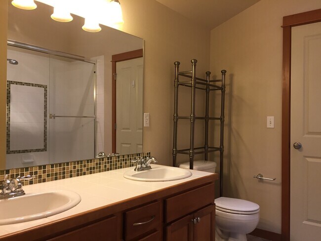 Building Photo - Warm and Welcoming Northgate Townhome