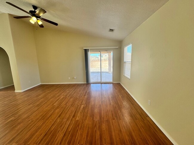 Building Photo - 3 bed 2 bath home in Huning Ranch