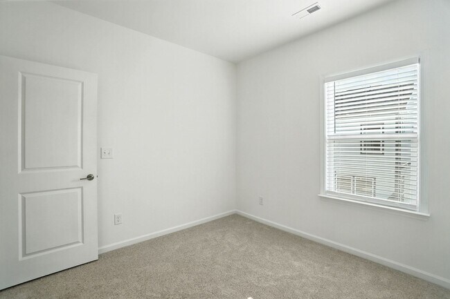 Building Photo - Brand-new three-story townhome in the Univ...