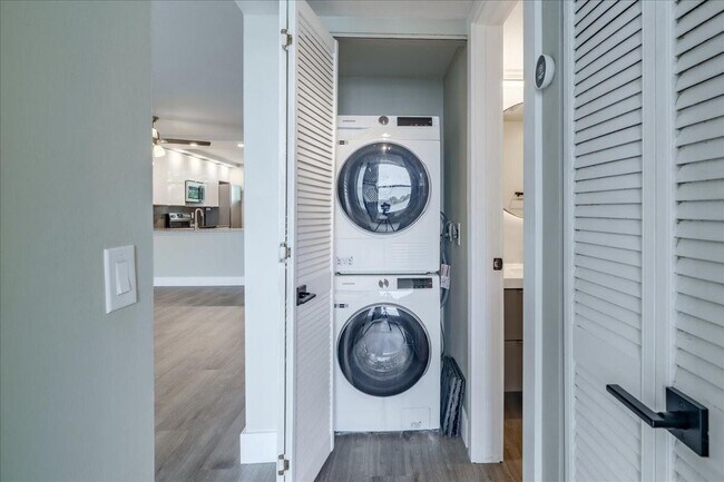 Building Photo - 113 Lake Emerald Dr