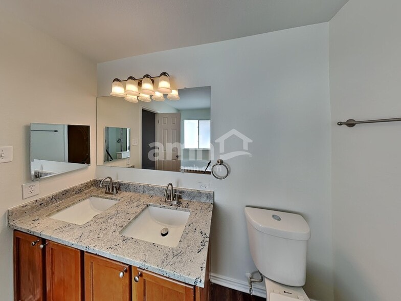 Building Photo - 7919 Oak Pointe