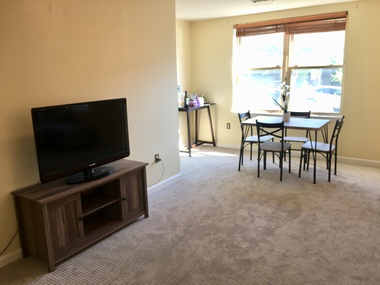 Building Photo - 1240 Holbrook Ter NE