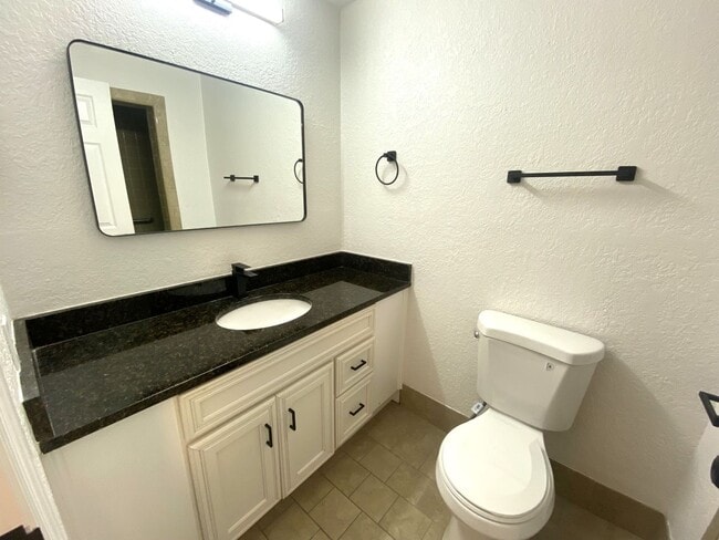 Building Photo - Spacious 4 Bedrooms and 2.5 bath FULLY REN...