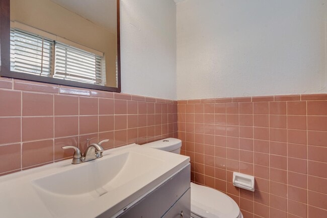 Building Photo - 917 Piedmont Dr