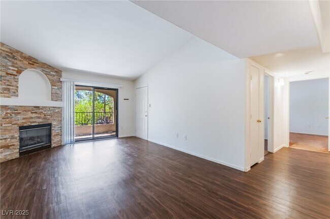 Building Photo - 950 Seven Hills Dr