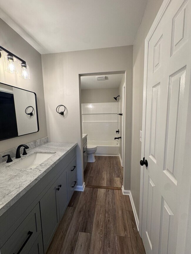 Building Photo - 1232 Camelot Ct