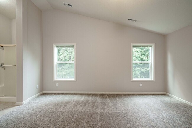 Building Photo - $500 Move In Special  4 Bedroom 2.5 Bath New Carpet and Fresh Paint