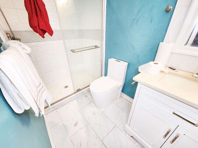 Building Photo - "3-Bed, 3-Bath Gem in New Port Richey with 2,233 Sq Ft of Living Space!"