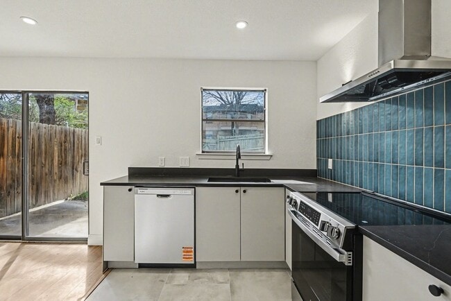 Building Photo - 2103 Mistletoe Ave