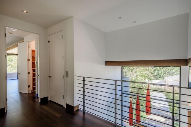 Building Photo - 2510 Skyfarm Dr