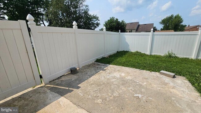 Building Photo - 328 Rees Dr