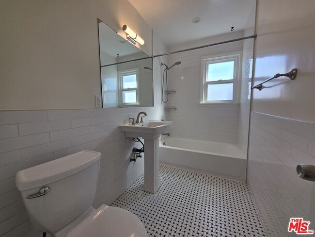 Building Photo - 102 Gaviota Ave