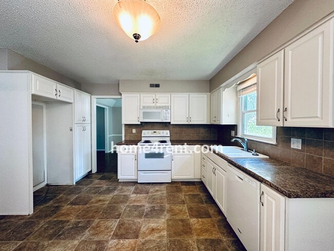 Building Photo - A Beautiful Olathe Home in a Quiet Neighbo...