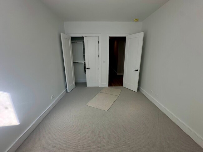 Building Photo - 4243 N Damen Ave