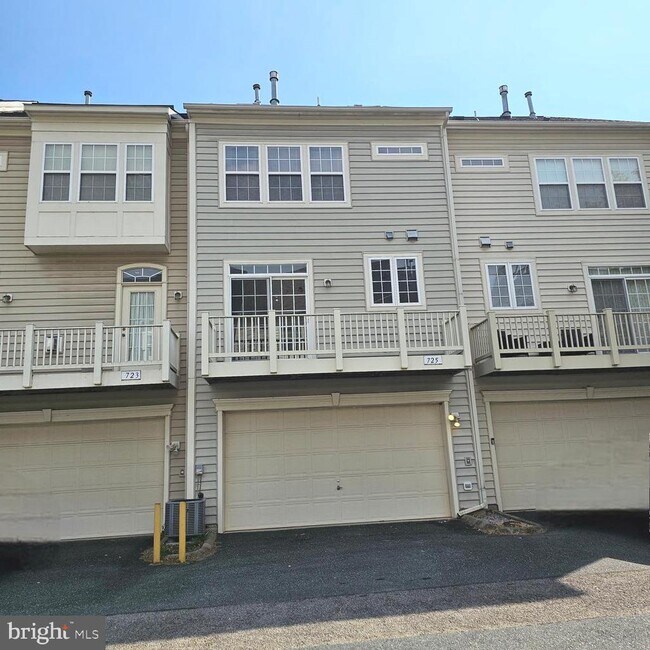 Building Photo - 725 Chevington Ct