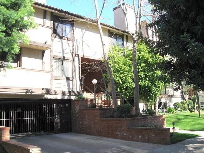 Primary Photo - 10745 Kling St