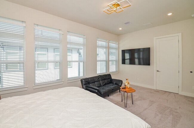 Building Photo - 5811 Fairdale Ln