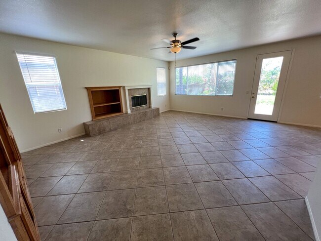 Building Photo - Spacious 4 Bedroom 3 Bathroom Home with 3 ...