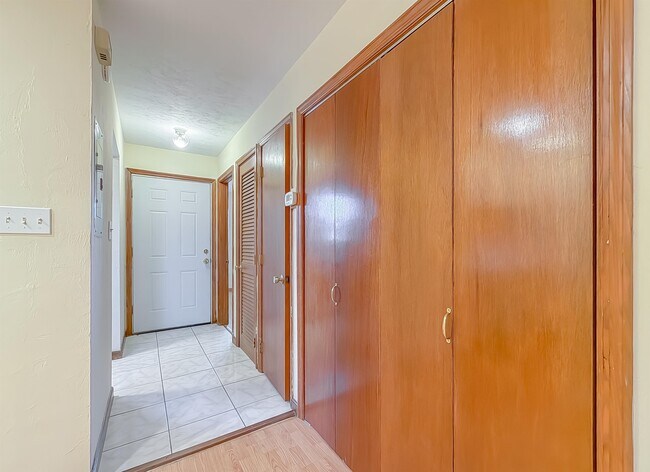 Building Photo - 1104 Greentree Ct