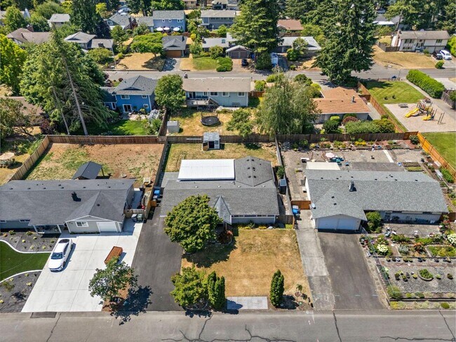 Building Photo - Beautiful Steilacoom Home with Private ADU, Covered Patio, Bonus Gym & A/C!