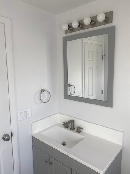 Building Photo - 74 Willowick Dr