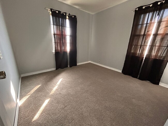 Building Photo - 4 Bed 1 Bath *SECTION 8 APPROVED*