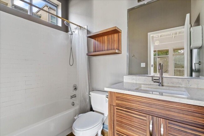 Building Photo - 2401 E 6th St