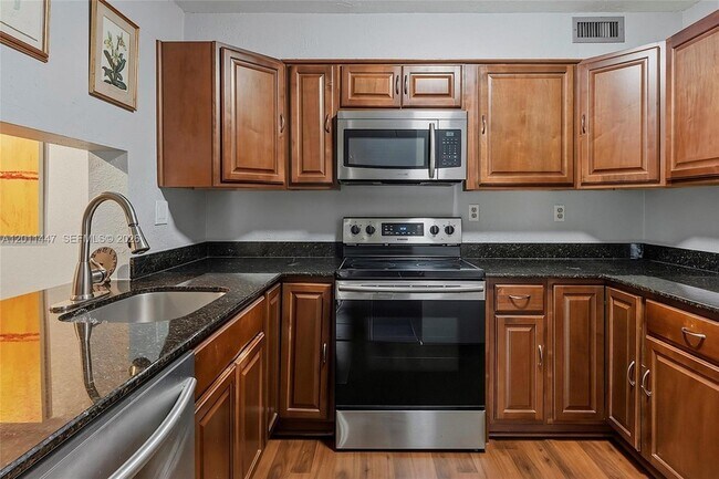 Building Photo - 3083 N Oakland Forest Dr