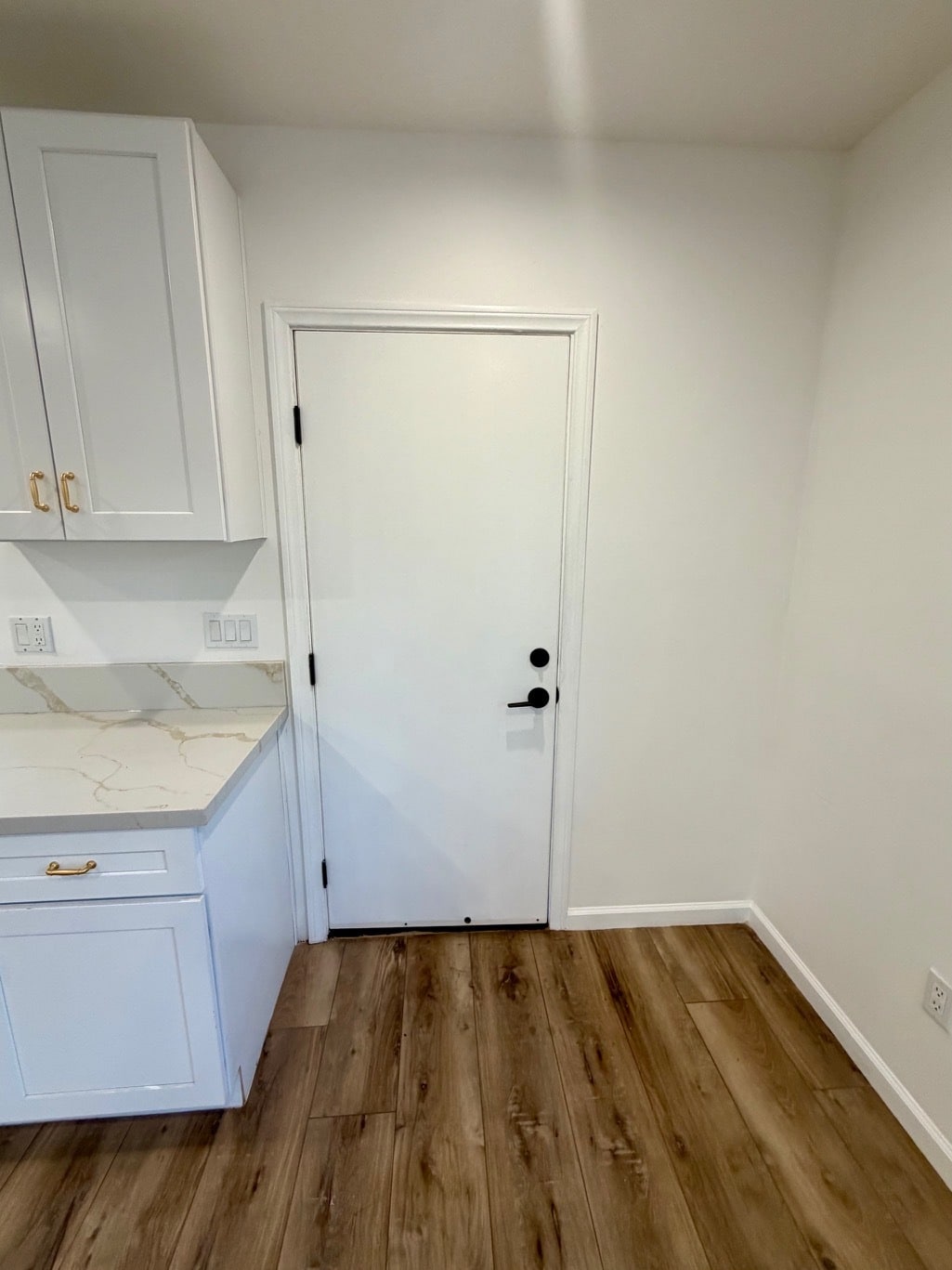 Building Photo - 1144 E Wilson Ave