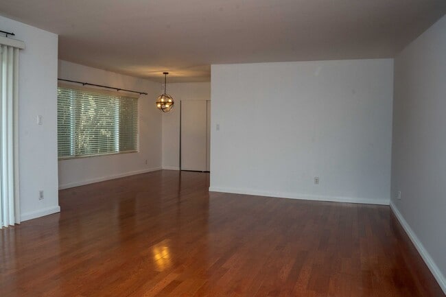Building Photo - A Warm Sherman Oaks Condo