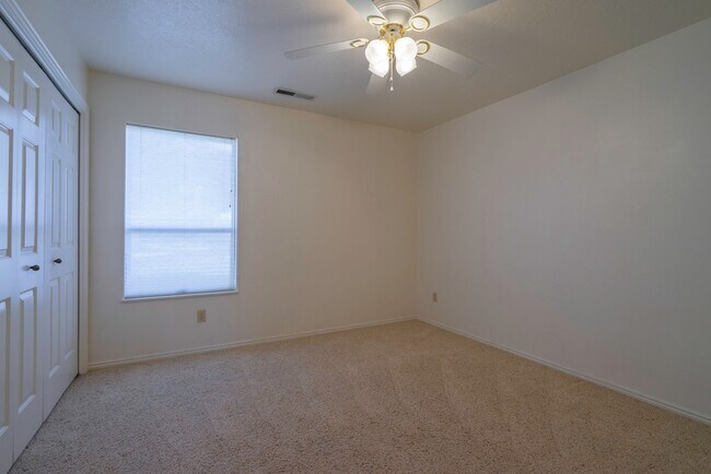 Building Photo - Spacious Stand Alone Home