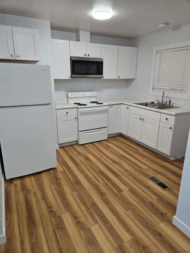 Building Photo - 110- ( P )