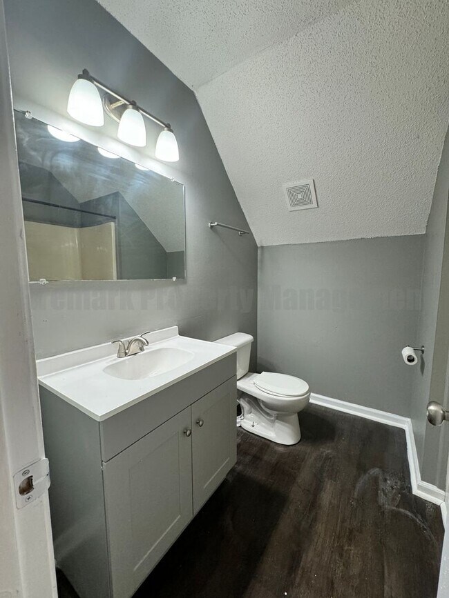Building Photo - Newly Renovated 4 Bedroom 2 Bathroom