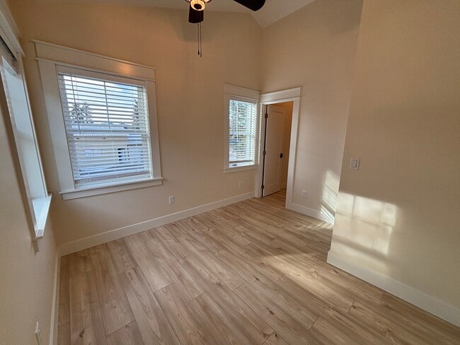 Building Photo - 480 SE Reed Market Rd