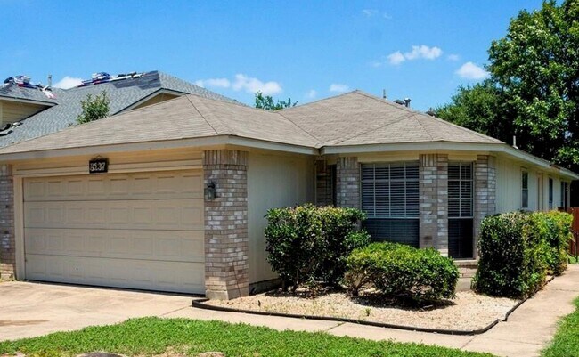 Building Photo - South Austin 3-bedroom/2-bath Home Reduced...