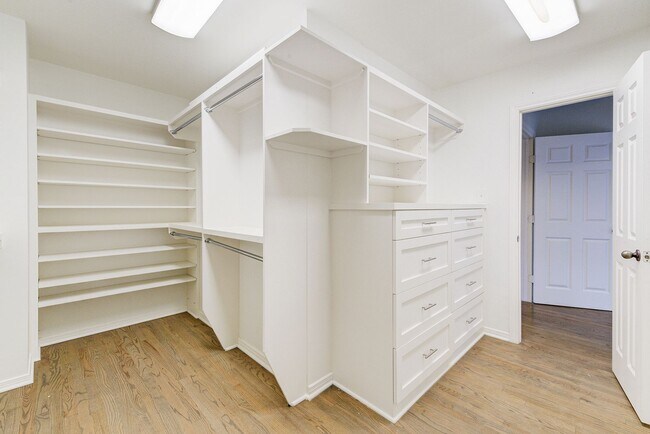 Building Photo - 3 bed, 3/1 bath updated townhome in the he...
