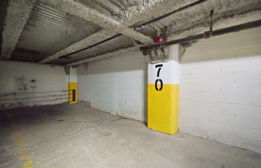 Building Photo - 1224 W Van Buren St