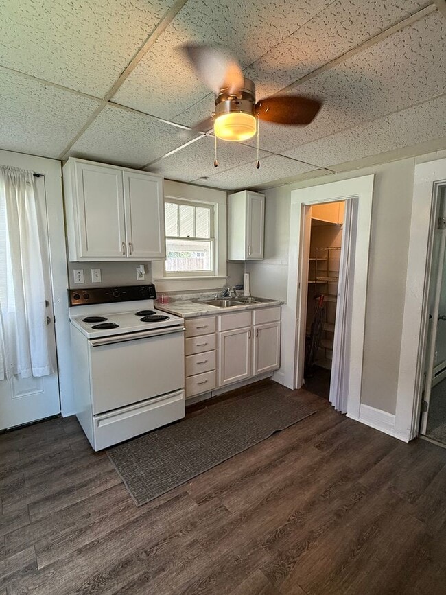 Building Photo - Cozy  Home