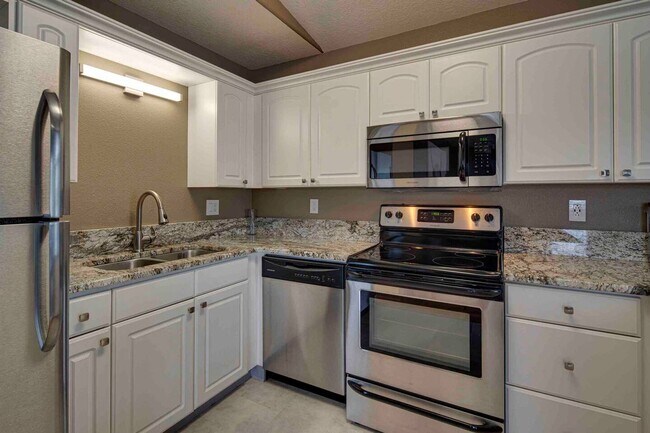 Building Photo - Single Level Duplex with Great Flow and Fi...