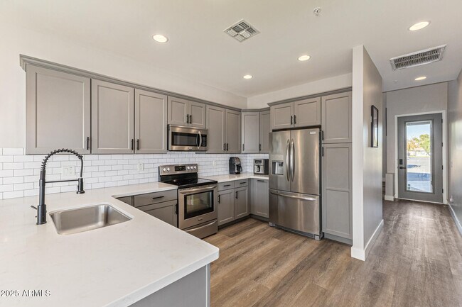 Building Photo - 2315 E Pinchot Ave