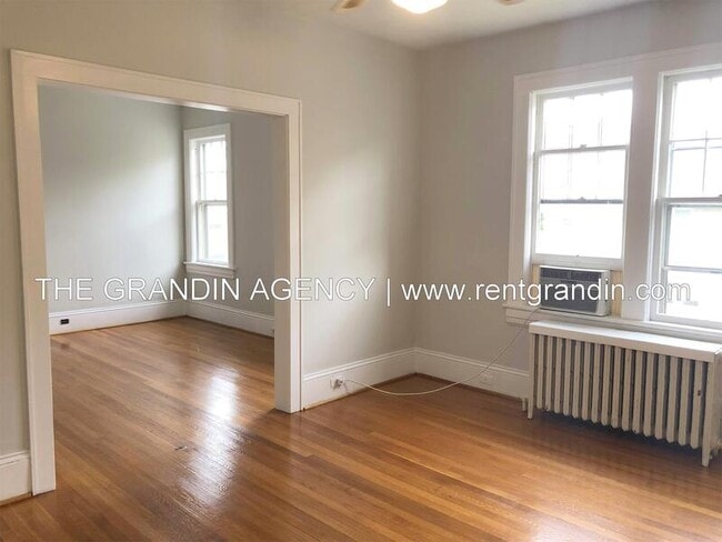 Building Photo - 2504 Longview Ave SW