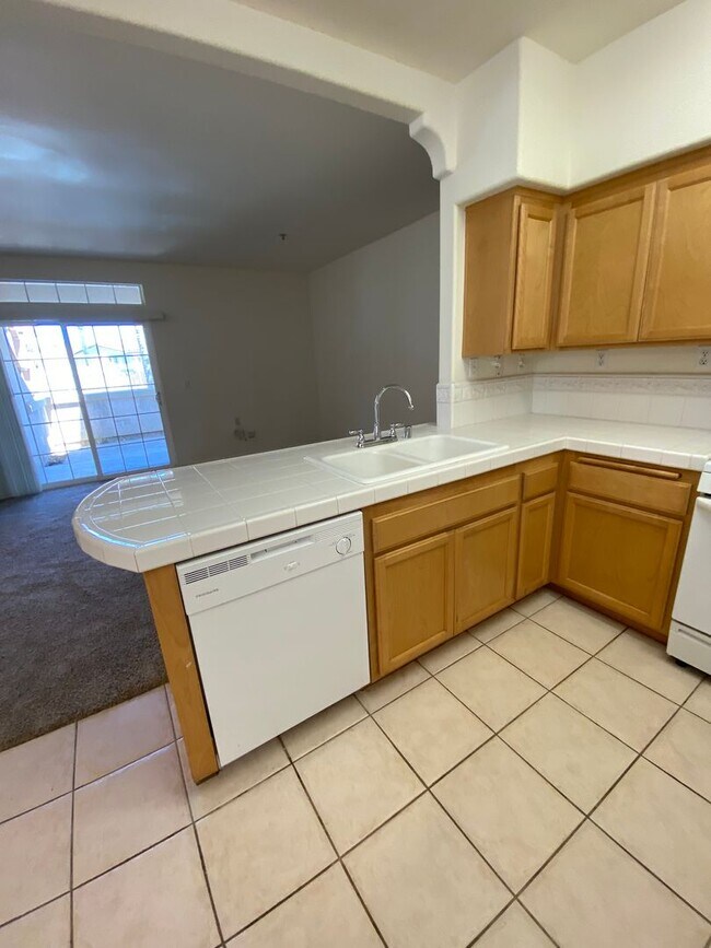 Building Photo - Centrally Located Downstairs Condo in the Oak Creek Villas