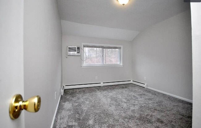 Building Photo - 1700 Farmington Ave