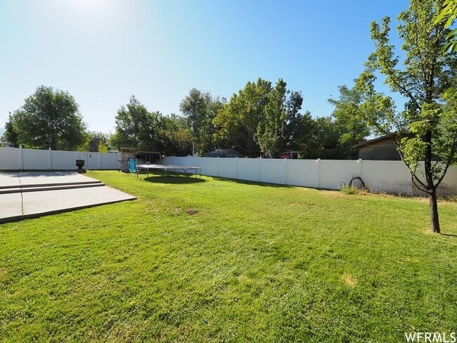 Building Photo - Spacious Rambler w attached 2 car garage!