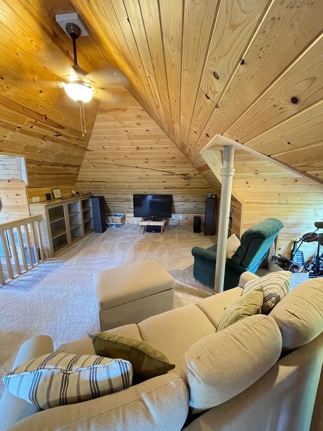 Building Photo - AVAILABLE AUGUST 1ST - Beautiful Single Fa...