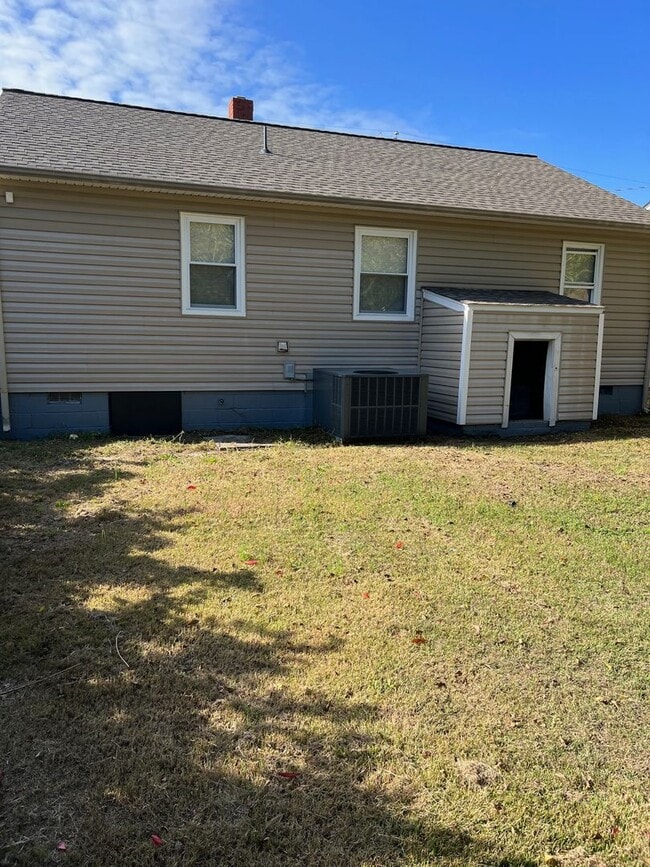 Building Photo - CLOSE TO MILITARY BASE AND BAY