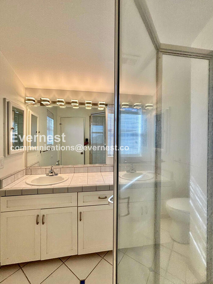 Building Photo - 4455 Rockland Pl