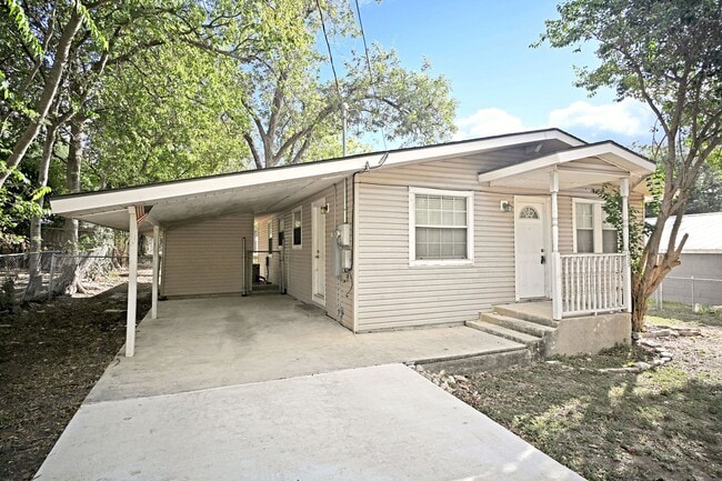 Building Photo - 633 S Academy Ave