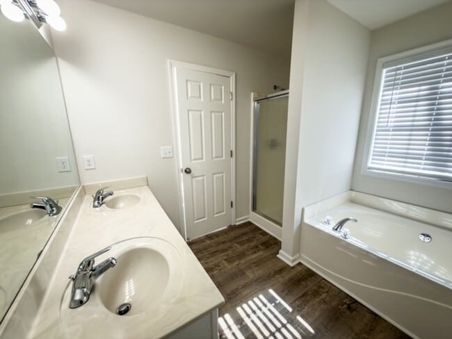 Building Photo - Beautiful Home with Fenced Backyard Near UGA Vet School