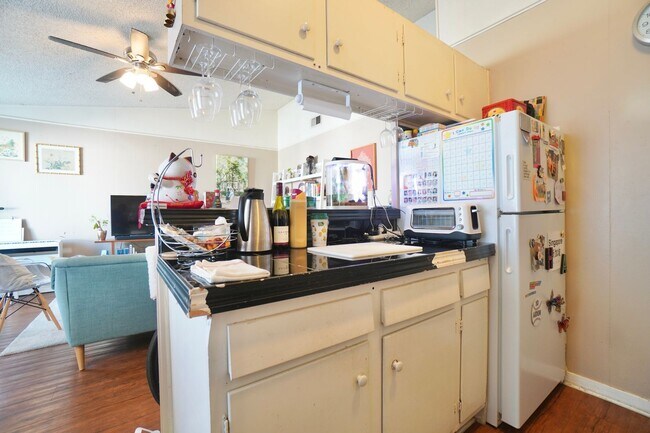 Building Photo - 618 W 51st St